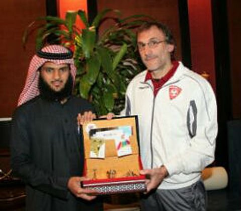 "دعوي البطحاء" يقدّم "هدية رياضي" لحكام مباراة "الشباب والهلال"