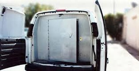 مجهولون يسطون على سيارة نقل أموال في بللحمر