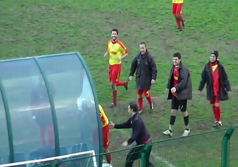 بالفيديو.. حكم يطرد لاعباً بعد احتفاله بطريقة غريبة