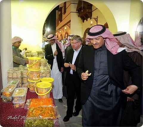 سلطان بن سلمان في ضيافة بيت المدينة بـ"الجنادرية 29"
