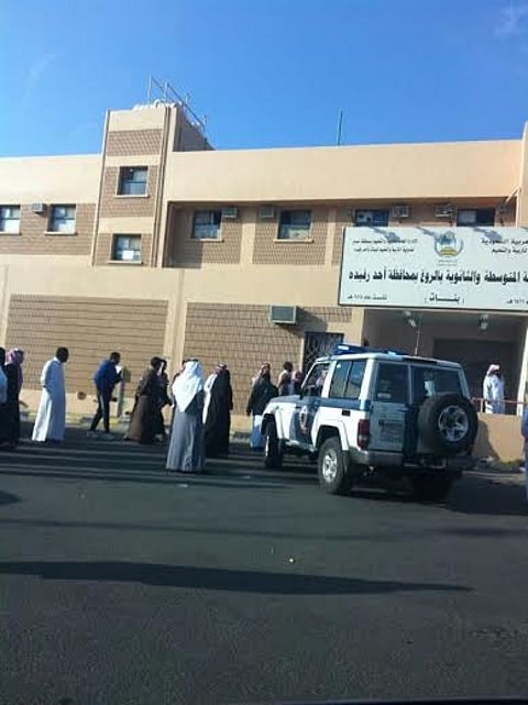 شرطة أحد رفيدة تطوق مدرسة بنات بعد بلاغ عن وجود مجهولين