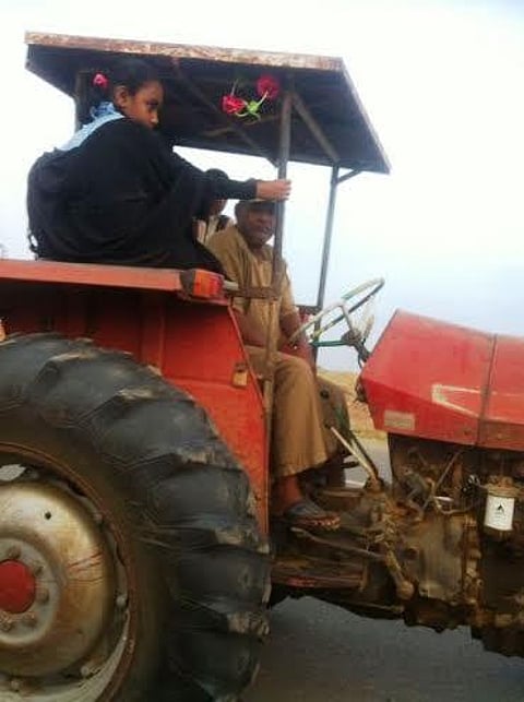 بالصور.. ولي أمر ينقل ابنته للمدرسة على "حراثة" بصامطة