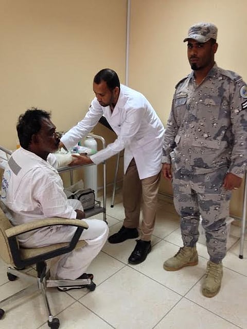 بالصور.. إنقاذ 11 بحاراً احترق قاربهم بشاطئ الجبيل