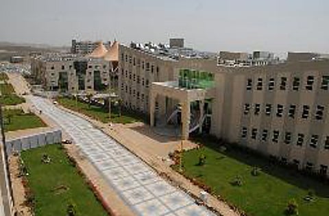 جامعة الملك خالد تدرس تنظيم صرف بدل السكن لمنتسبيها
