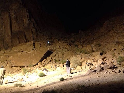 مواطن عالق في أحد الجبال الوعرة بتبوك