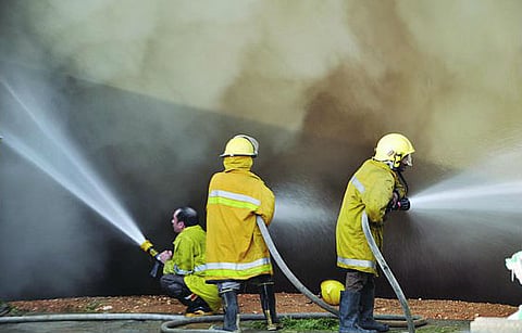 14 فرقة إطفاء وإنقاذ تكافح حريقاً في مصنع بجدة