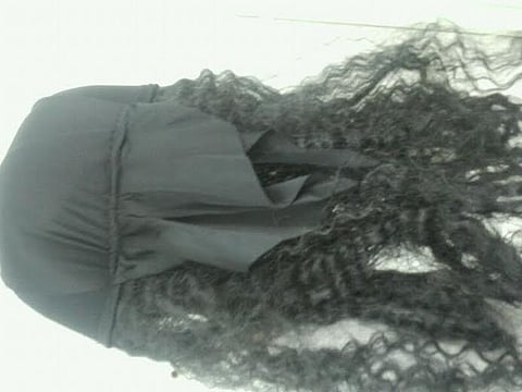 بالصور ..ضبط باروكات شعر وعرائس وألعاب مخالفة بالمدينة