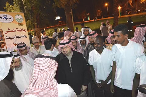 محافظ بيشة يشارك الأهالي تنظيم فعاليّة المشي