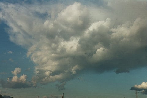 "الأرصاد": سحب رُكامية رعدية مُمطرة على المرتفعات الجنوبية والغربية