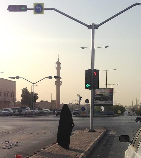 قراء "سبق": المتسولات يملأن الشوارع ويتساءلون: إلى متى؟