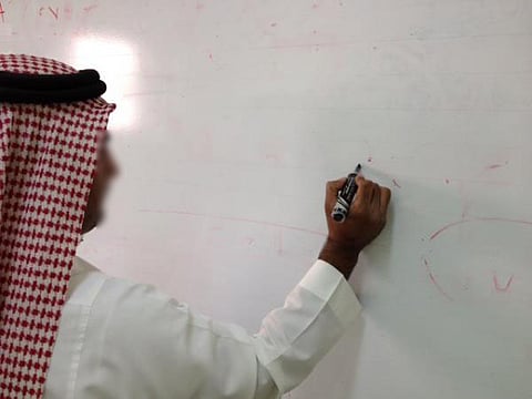 "مقيمة عربية" تمزق ملابس وكيل مدرسة بالدمام