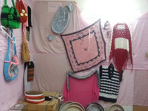 "حياكة الصوف" تجذب اهتمام زوار قرية الباحة التراثية