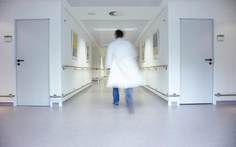 ضبط شخص بحالة غير طبيعية حاول اقتحام غرف العناية بمستشفى ينبع