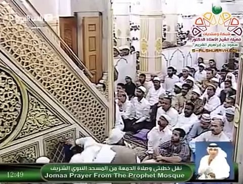 "الحذيفي" يقطع خطبة الجمعة لتنبيه المصلين إلى عدم الانشغال بالتصوير