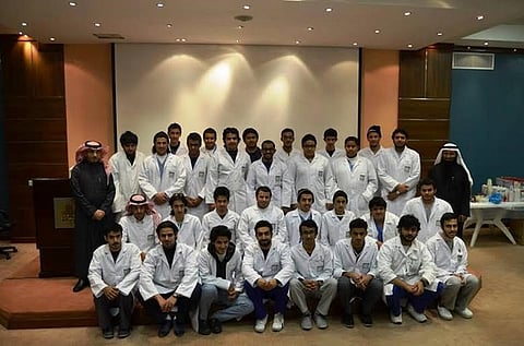 "صيدلة جامعة الملك خالد" تقيم حفل المستجدين بـ" البالطو الأبيض"