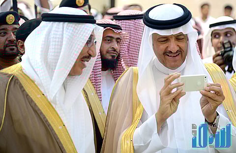 بالصور.. سلطان بن سلمان يوثّق المشاريع بعدسة جواله