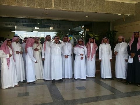 معلمو عسير يطالبون بإيقاف قرار حسم "بدل الجبلي"
