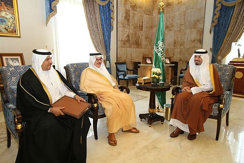 أمير مكة يطلع على أعمال وإنجازات لجنة الحج العليا