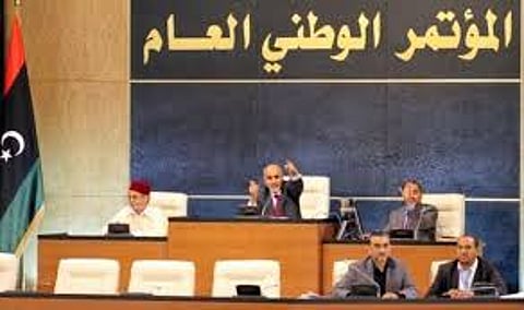 محتجون يقتحمون مقر البرلمان الليبي ويصيبون 2 من أعضائه