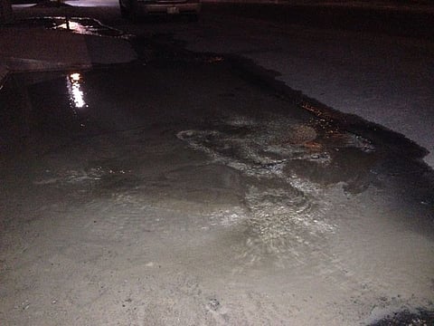 انكسار أنبوب يقطع المياه عن حي 91 بالدمام