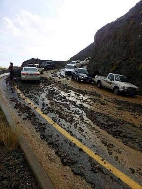 بالصور.. الانهيارات الرملية تغلق عقبة الصما بعسير