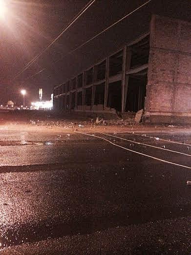 رياح شديدة تُسقط أسلاك "الضغط العالي" على منشأة تجارية بحائل