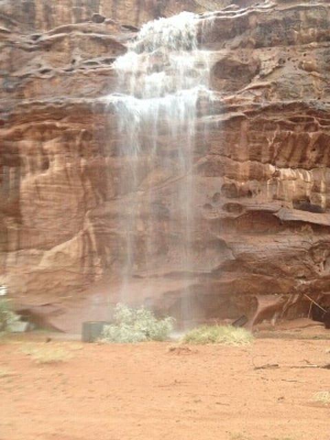 بالصور .. برق ورعد وأمطار متوسطة وجريان الأودية في تبوك