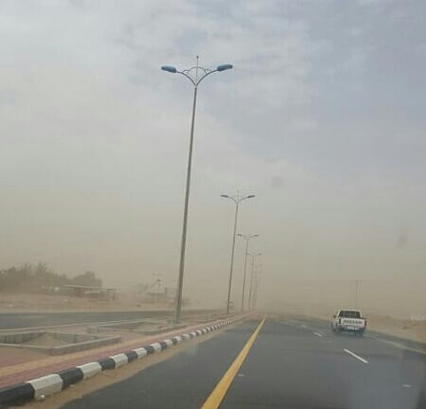 رياح نشطة مثيرة للغبار تجتاح سواحل القنفذة