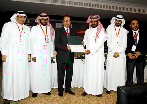 مركز القلب في القصيم يكرّم سيدة ساعدت زوجها في مسيرته الطبية