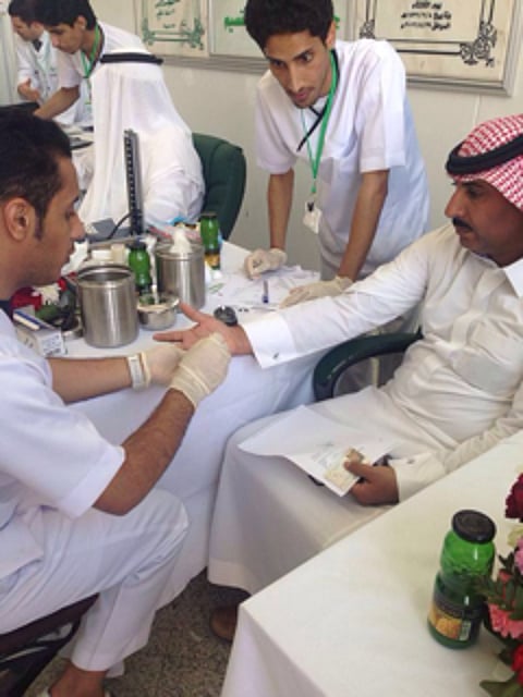 الكشف الطبي على 300 مواطن ومقيم في "جوازات القصيم"