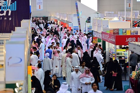 بالصور.. معرض الكتاب بين رياضة المشي والقراءة المجانية