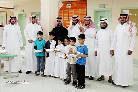مدرسة بالمجمعة تكرِّم طلابها المتفوقين بأجهزة "آيباد"