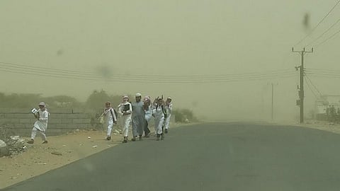 قبل قليل.. سواحل القنفذة تتعرض لعاصفة ترابية