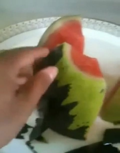 "بلدية الخرج" تضبط بائع "الحبحب المصبوغ" وتغرمه