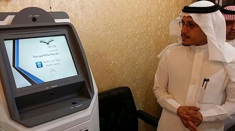 بالصور.. معلم يبتكر جهازاً ينفذ الأعمال المكتبية داخل المدرسة