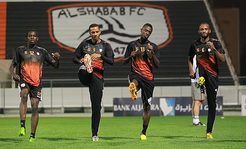 الإصابة تبعد 4 لاعبين عن تدريبات الشباب