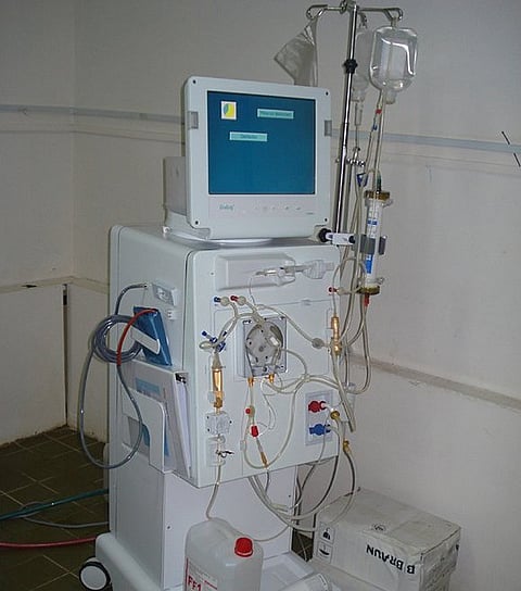 عادلة بنت عبدالله وزميلاتها يدعمن أقسام الكلى في جازان بـ5 أجهزة غسيل