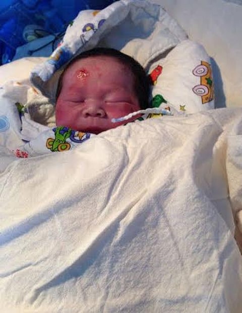 طفل يخرج من رحم أمه سليماً على الطريق عقب حادث أودى بحياتها