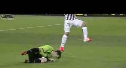 بالفيديو.. "تيفيز" يتعمد ضرب حارس "فيورنتينا" في رأسه!