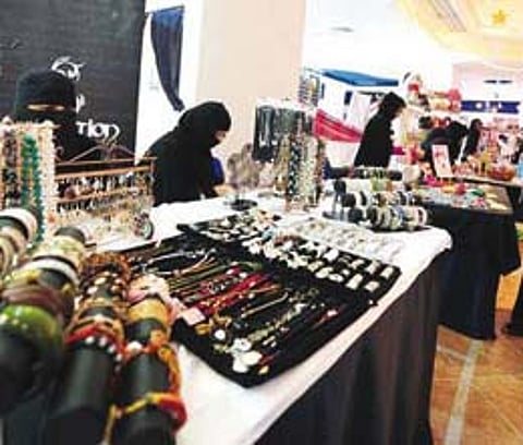 "العمل" تُصدر قرار المرحلة الثالثة للمستلزمات النسائية.. هذا الأسبوع