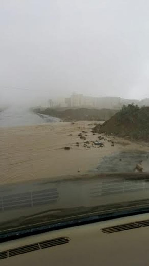 الأمطار تمنع أهالي مخطط النعمي من الدخول لحيهم بـ"بديع أبها"