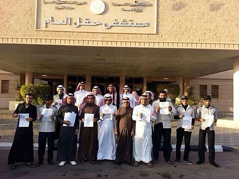 موظفو مستشفى حقل العام: نعول أسرًا وراتبنا لا يتجاوز 1400 ريــال