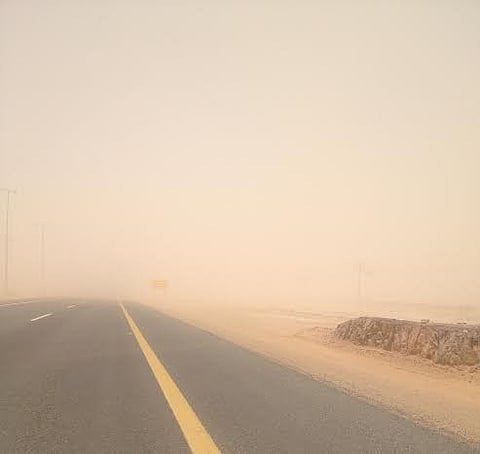 عاصفة ترابية تضرب محافظة تيماء وتُسقط عمود "ضغط عال"