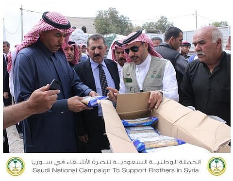 بالصور.. السفير السعودي بالأردن يشارك في توزيع المساعدات على اللاجئين