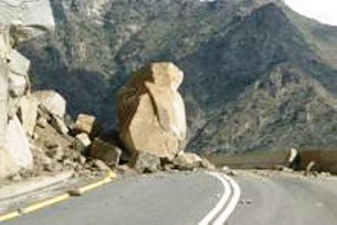 "مدني الباحة" تدعو مستخدمي الطرق السريعة والعِقاب للحذر