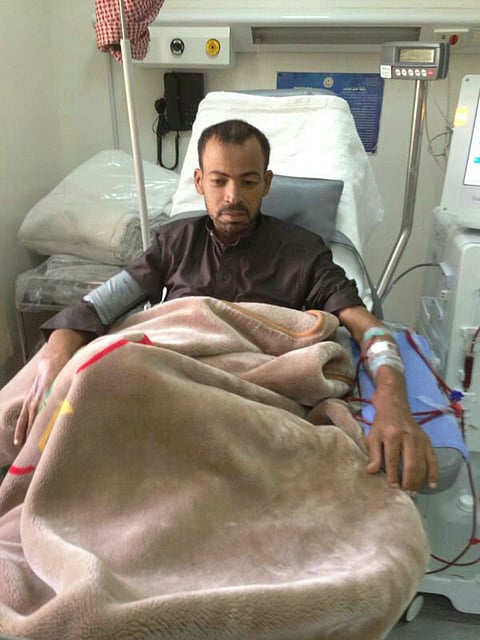 مقيم يمني يناشد بتحويله إلى مستشفى متخصص لإنقاذه من الموت