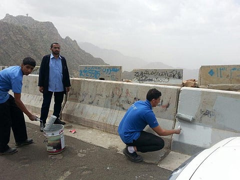 بالصور .. حملة لإزالة الكتابات والتشوّهات على طريق "هدا الطائف"