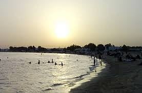 "حدود الخبر" ينقذ طفلاً من الغرق في شاطئ "نصف القمر"