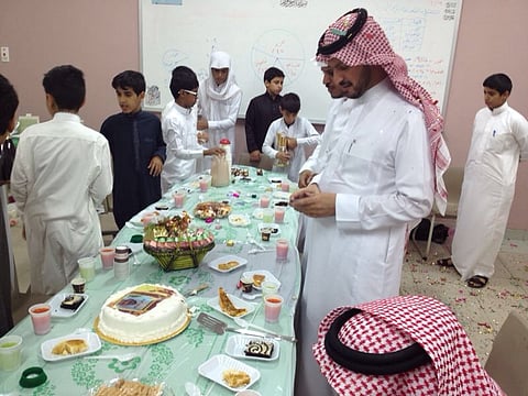 طلاب يحتفلون بخروج معلمهم من المستشفى في الطائف