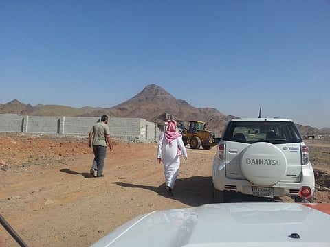 "مراقبو برحة مكة" ينجحون في إزالة التعديات رغم التهديدات